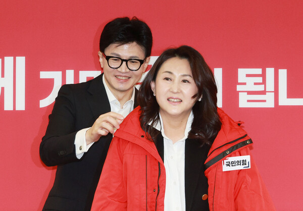 국민의힘 한동훈 비상대책위원장이 29일 오전 여의도 중앙당사에서 열린 국민인재 영입 환영식에서 이레나 이화여대 의학전문대학원원 의공학교실 교수에게 당 점퍼를 입혀주고 있다./사진제공=연합뉴스