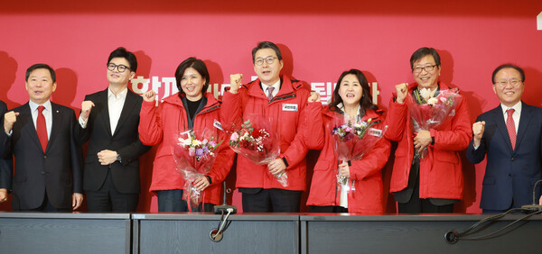 국민의힘 한동훈 비상대책위원장이 29일 오전 여의도 중앙당사에서 열린 국민인재 영입 환영식에서 영입인재들과 기념촬영을 하고 있다. 왼쪽부터 국민의힘 이철규 인재영입위원장, 한 위원장, 진양혜 전 아나운서, 신동욱 TV조선 전 앵커, 이레나 이화여대 의학전문대학원원 의공학교실 교수, 하정훈 대한소아청소년 개원의사회 부회장, 윤재옥 원내대표. /사진제공=연합뉴스