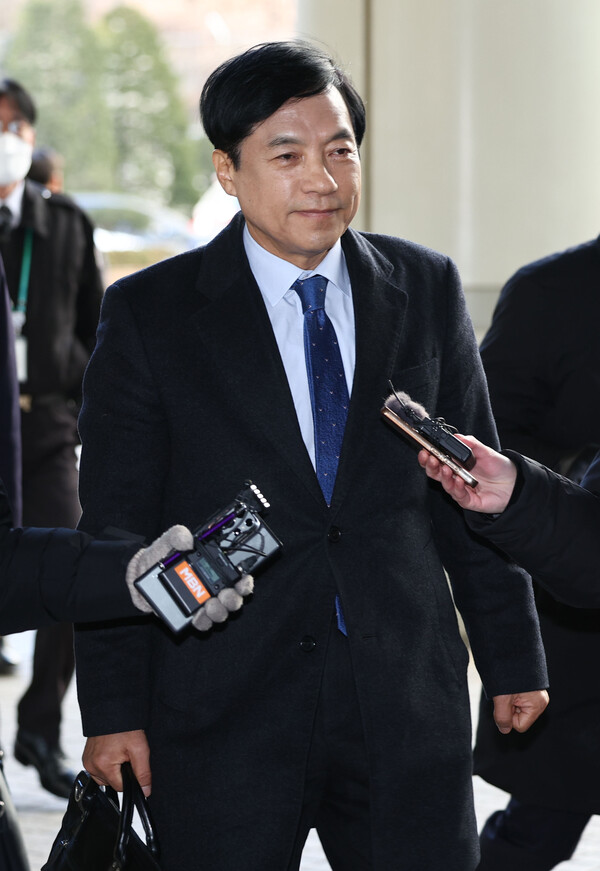 김학의 전 법무부 차관 불법 출국금지 의혹 수사를 무마한 혐의로 기소된 이성윤 법무연수원 연구위원이 지난 25일 오후 서초구 서울고등법원에서 열린 2심 선고 공판에 출석하기 위해 법정으로 향하고 있다(연합뉴스)