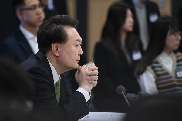 윤석열 대통령이 30일 경기도 성남시 판교제2테크노밸리기업지원허브에서 열린 '국민과 함께하는 민생토론회- 일곱번째, 상생의 디지털, 국민권익 보호'에서 주제 영상을 시청하고 있다（연합뉴스）