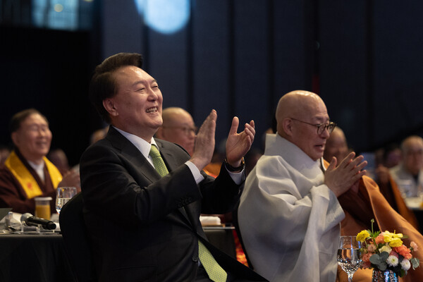 윤석열 대통령이 30일 서울 강남구 그랜드 인터컨티넨탈 서울 파르나스 호텔에서 열린 '새해맞이, 나라와 민족을 위한 불교 대축전'에서 박수치고 있다（연합뉴스）