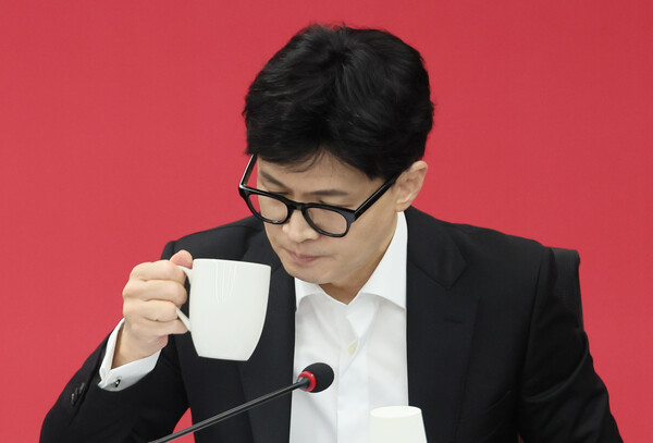 국민의힘 한동훈 비상대책위원장이 1일 서울 여의도 당사에서 열린 비상대책위원회의에서 물을 마시고 있다(연합뉴스)