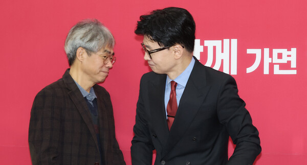 국민의힘 한동훈 비상대책위원장이 18일 국회에서 열린 비대위 회의에 참석하고 있다. 왼쪽은 김경율 위원(연합뉴스)