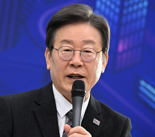  더불어민주당 이재명 대표가 1일 신도림역에서 도심철도 지하화 공약을 발표하고 있다(연합뉴스)