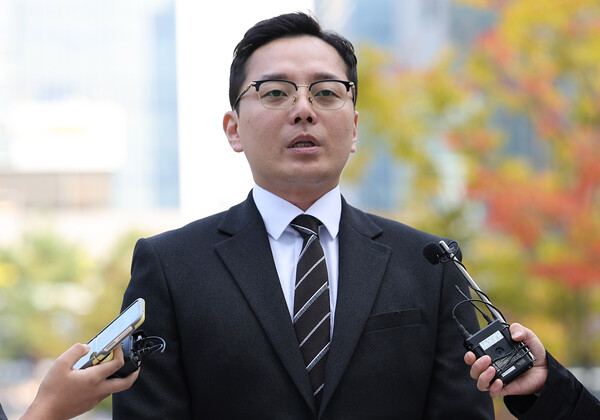 더불어민주당 이재명 대표의 경기도지사 재직 시절 배우자 법인카드 유용 의혹을 제보한 조명현 씨가 23일 오전 참고인 조사를 위해 경기 수원지검으로 출석하던 중 취재진의 질문에 답하고 있다.(사진-연합뉴스)