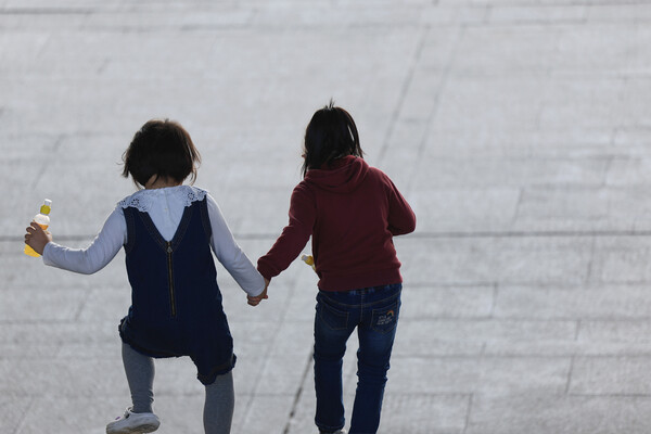 오후 서울 용산구 국립중앙박물관을 찾은 어린이들이 계단을 내려가고 있다(연합뉴스)