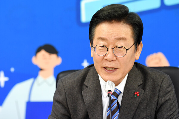 더불어민주당 이재명 대표가 14일 오후 서울 여의도 소상공인연합회에서 열린 소상공인 정책간담회에서 인사말을 하고 있다(연합뉴스)