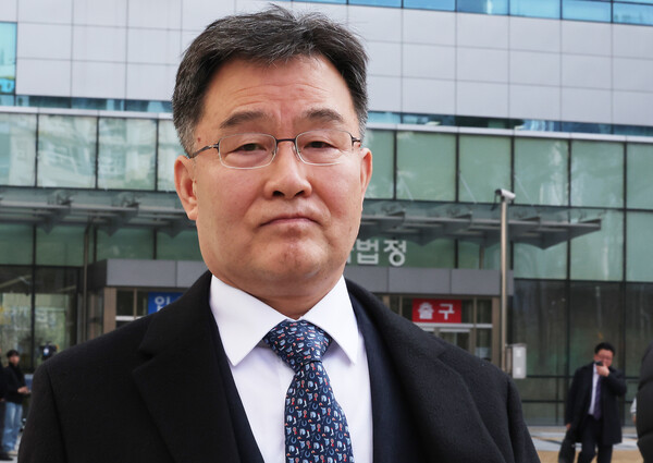  대장동 개발 사업을 도와달라고 당시 성남시의장에게 청탁하고 뇌물을 공여한 혐의로 기소된 화천대유 대주주 김만배 씨가 14일 오후 경기도 수원시 영통구 수원지방법원에서 열린 1심 선고 공판이 끝난 후 법원을 나오고 있다.(연합뉴스)