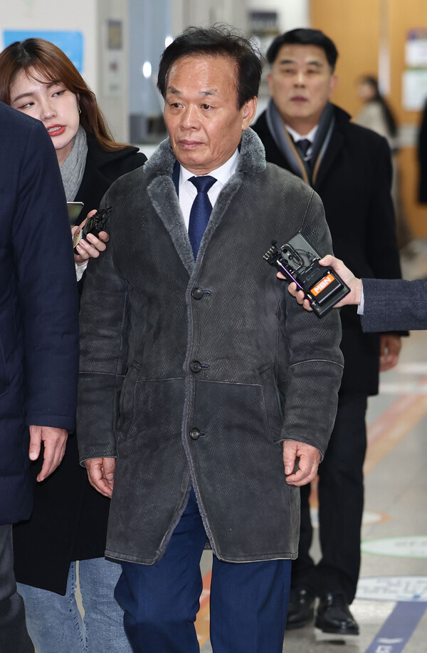 백현동 개발 특혜 의혹의 '대관 로비스트'로 지목된 김인섭 전 한국하우징기술 대표가 13일 오후 서울 서초구 서울중앙지방법원에서 열린 특정범죄가중처벌 등에 관한 법률 위반(알선수재) 혐의 1심 선고 공판에 출석하고 있다(연합뉴스)