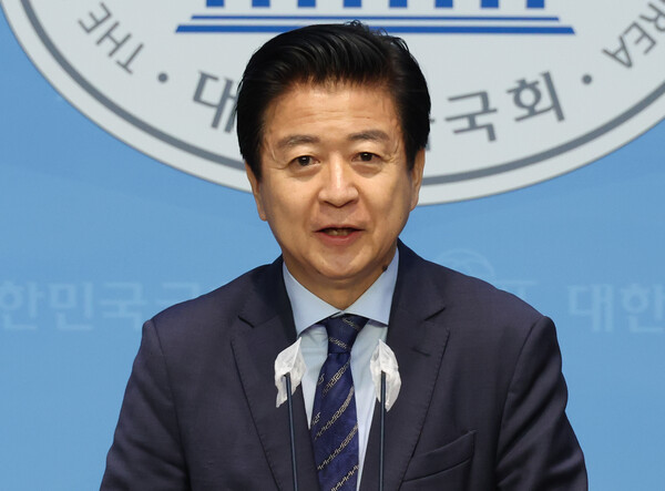  더불어민주당 노웅래 의원이 14일 국회에서 22대 총선 출마 기자회견을 하고 있다(연합뉴스)