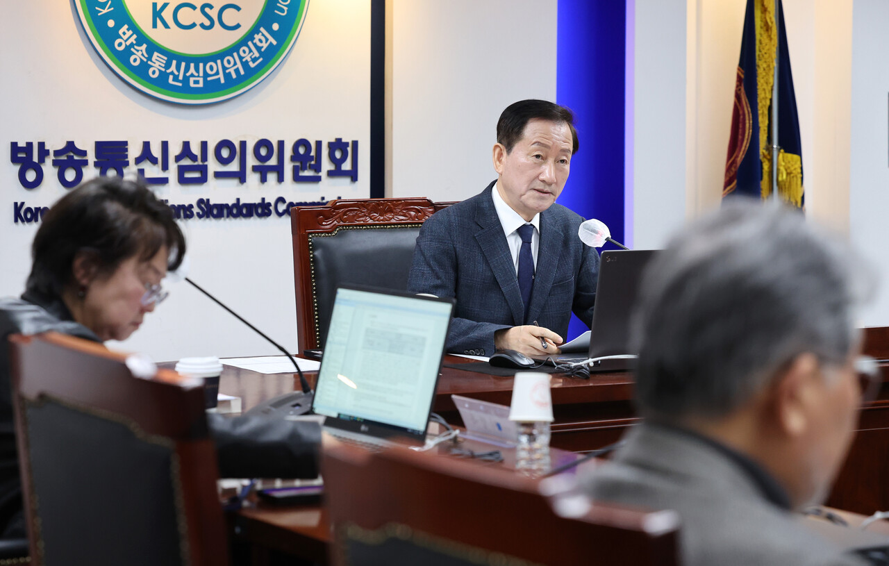 지난 1월 30일 류희림 방송통신심의위원장(가운데)이 서울 양천구 목동 방송통신심의위윈회 대회의실에서 열린 2024년 제3차 방송심의소위원회 회의를 주재하고 있다.
