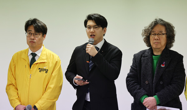  한국과학기술원(KAIST·카이스트) 졸업생인 신민기녹색정의당 대전시당 대변인이 졸업식에서 강제 퇴장당한 것과 관련해 19일 오전 전국교직원노동조합 대전지부에서 기자회견을 하고 있다(연합뉴스)