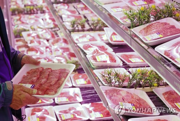 서울 서초구 농협 하나로마트를 찾은 시민이 한우 상품을 고르고 있다. [사진=연합뉴스]