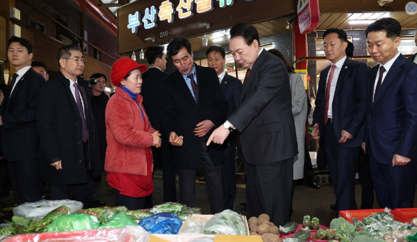 윤석열 대통령이 21일 울산 신정상가시장을 방문해 물건을 구매하고 있다(이미지-연합뉴스)