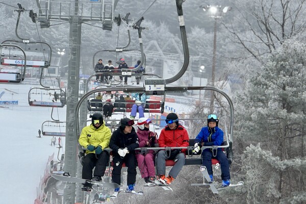 GS건설 허윤홍 대표(사진 오른쪽 두번째)가 17일 직원들과 강원도 춘천시 엘리시안 강촌에서 스키행사를 진행하고 있는 사진
