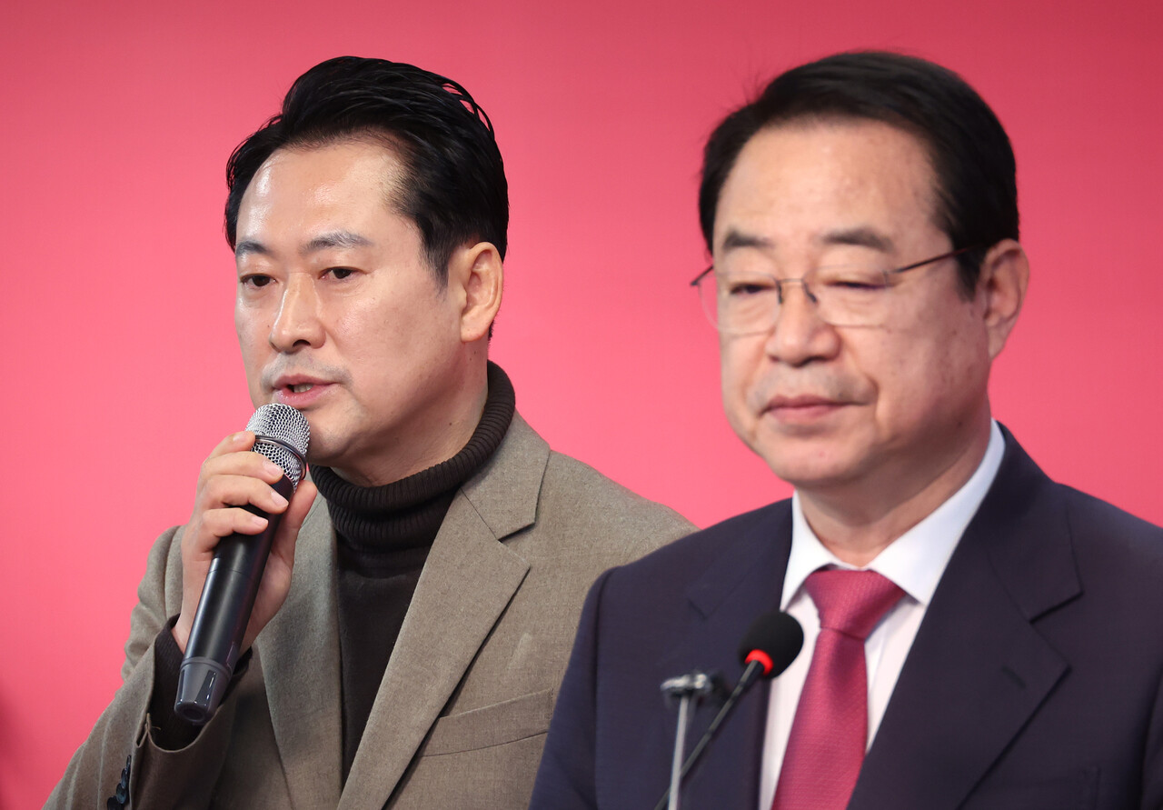 국민의힘 정영환 공천관리위원장(오른쪽)과 장동혁 사무총장이 지난 26일 여의도 당사에서 회의결과를 발표하고 있다.