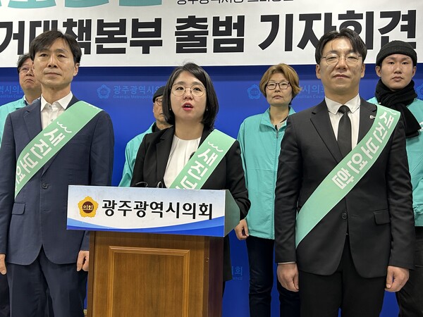  새진보연합 지도부가 8일 오전 광주시의회에서 기자회견을 열고 광주 선거대책본부 출범을 선언하고 있다. 오른쪽부터 김상균 공동선대위원장, 용혜인 상임선대위원장, 한창민 공동선대위원장./사진제공=연합뉴스