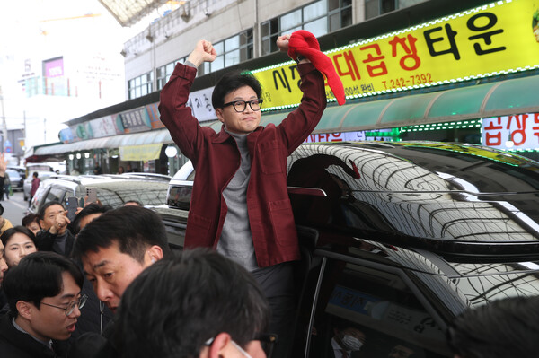  국민의힘 한동훈 비상대책위원장이 7일 오후 경기도 수원시 팔달구 지동못골시장에서 시민들과 인사하고 있다. /사진제공=연합뉴스