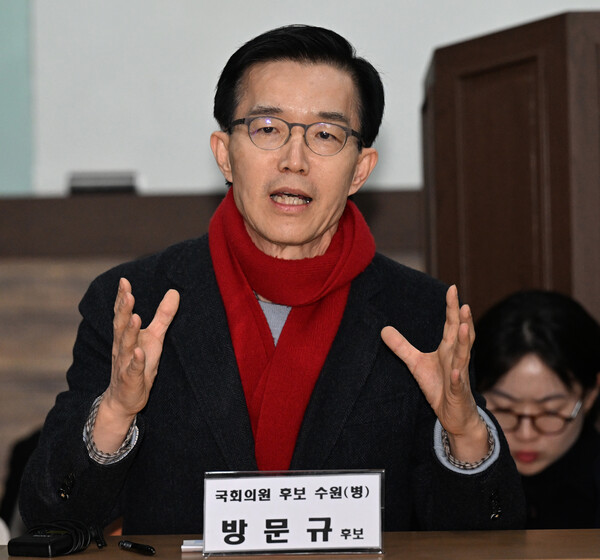 국민의힘 방문규 수원병 후보가 7일 오후 경기도 수원시 팔달구 지동못골시장에서 열린 상인연합회 간담회에 참석해 발언하고 있다./사진제공=연합뉴스