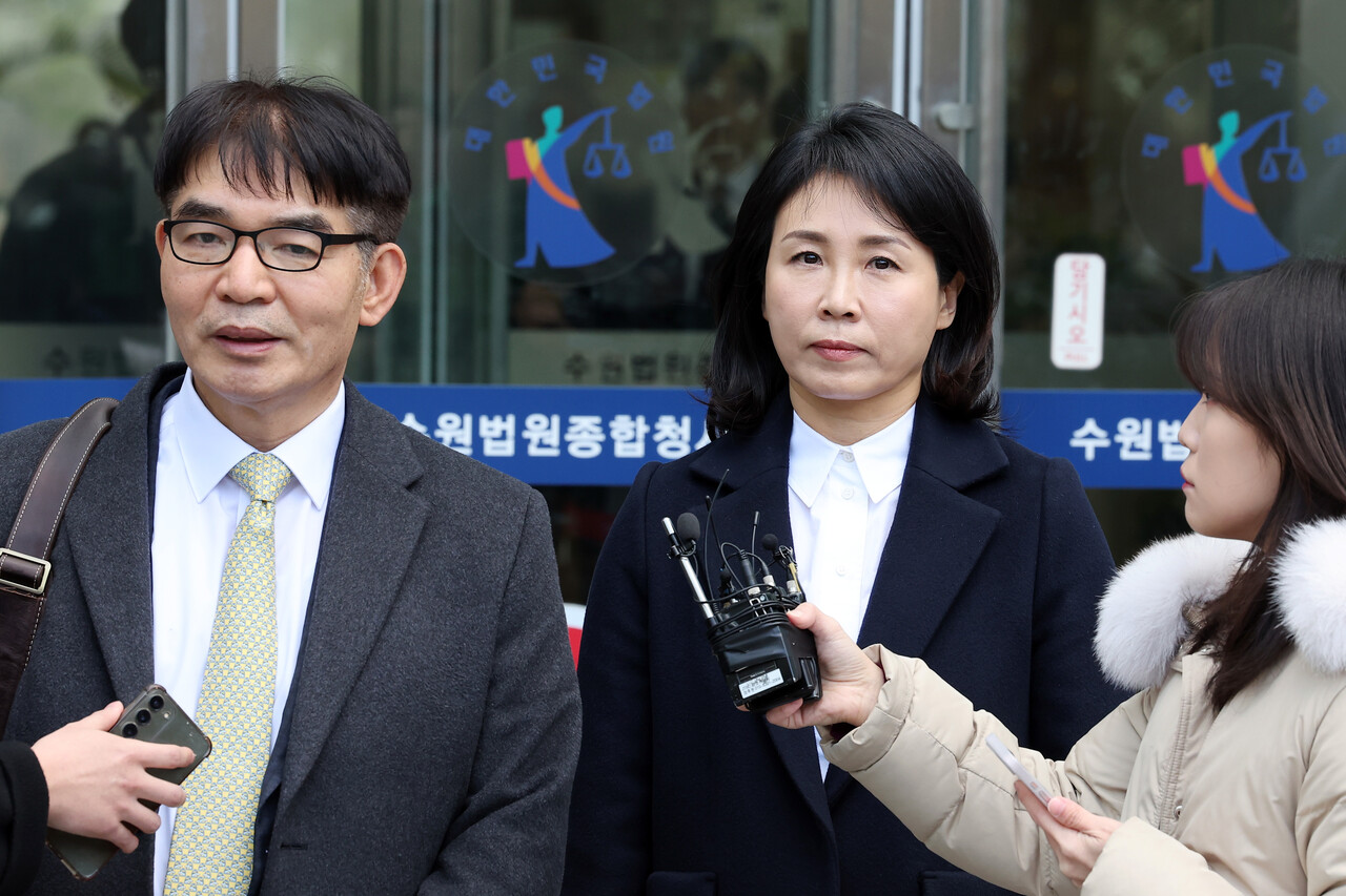 2022년 제20대 대통령 선거와 관련한 공직선거법 위반 혐의로 재판에 넘겨진 더불어민주당 이재명 대표의 배우자 김혜경 씨가 2월 26일 경기 수원지법에서 열린 첫 재판을 마치고 청사를 빠져나오고 있다.