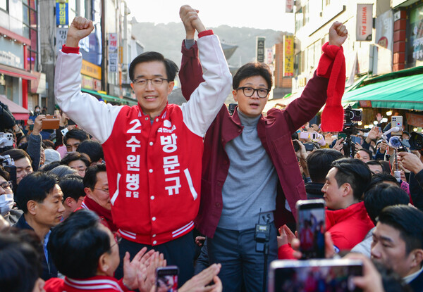 ▲ 국민의힘 한동훈 비상대책위원장이 7일 오후 경기도 수원 팔달구 영동 남문시장에서 예비후보들과 시민들에게 인사를 하고 있다. (사진제공=연합뉴스)