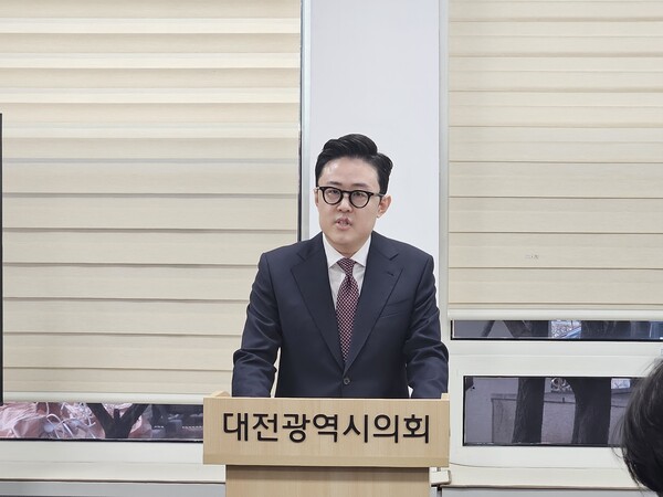 국민의힘 영입인재 채원기 변호사가 4일 대전시의회 기자실에서 공식 출마 기자회견을 했다. /사진 = 대전정치부기자단