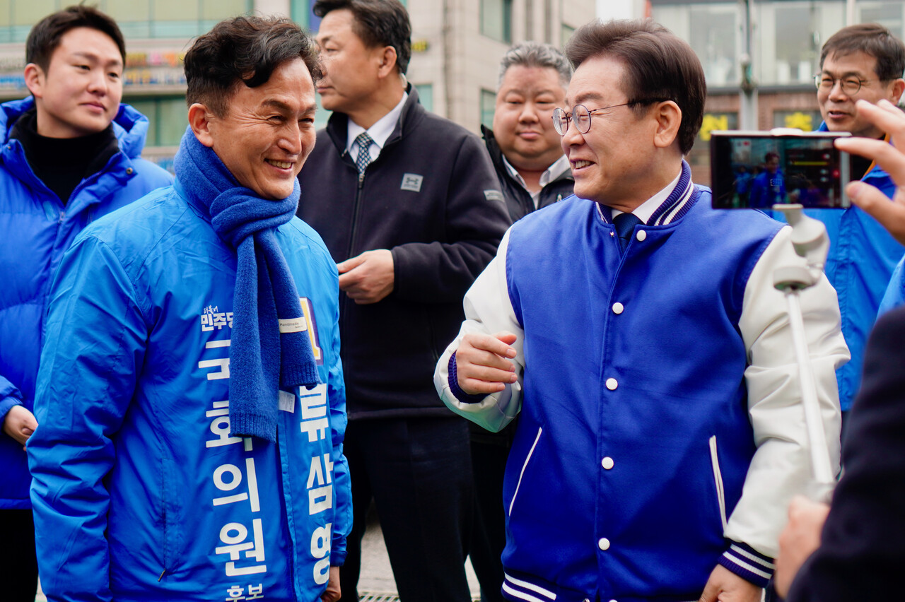 더불어민주당 이재명 대표가 지난 12일 서울 동작을에 출마하는 류삼영 후보와 남성사계시장을 방문하고 있다.