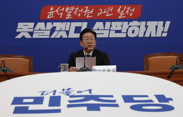 더불어민주당 이재명 대표가 10일 국회에서 총선 관련 기자회견을 하고 있다. /사진제공=연합뉴스