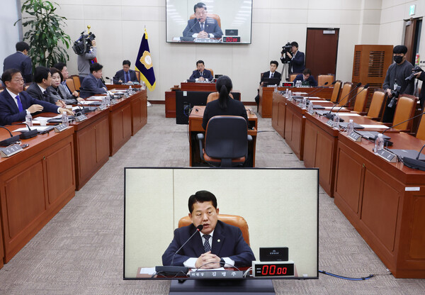 15일 국회에서 열린 국방위원회 전체회의에서 더불어민주당 간사인 김병주 의원이 회의를 진행하고 있다.이날 회의는 채 상병 사망사고 관련 안건을 다루기 위해 야당의 단독 요구로 개회했으며 한기호 위원장은 정회 이후 회의에는 불참했다