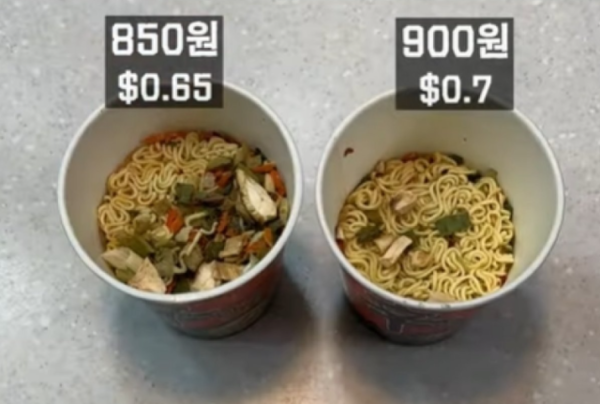일본에서 판매 중인 신라면 小컵(왼쪽)과 내수용 신라면 小컵(오른쪽) 비교하는 모습(사진=유튜브 짭쪼름 박사캡처)