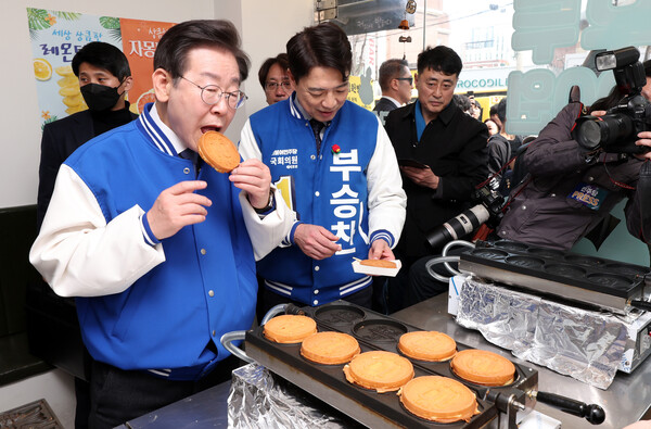 더불어민주당 이재명 대표가 16일 경기 용인시 수지구청 인근 빵집을 방문하고 있다(연합뉴스)