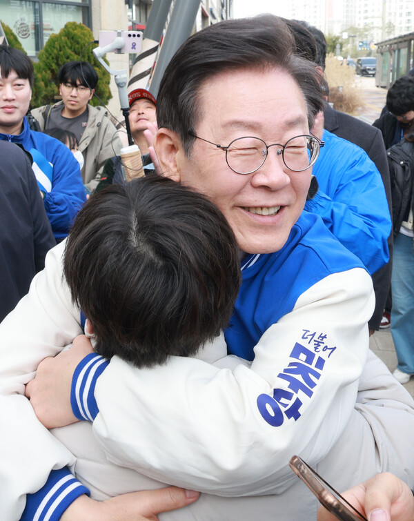  더불어민주당 이재명 대표가 17일 오후 경기 화성시 동탄호수공원 인근에서 아이와 포옹하고 있다(연합뉴스)