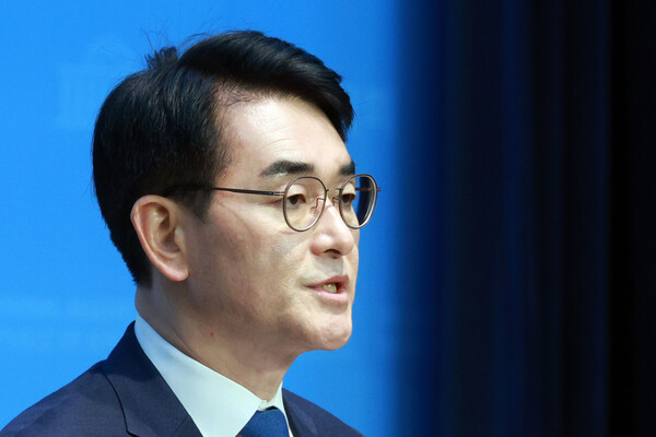  더불어민주당 박용진 의원이 17일 서울 국회 소통관에서 기자회견을 하고 있다. 이날 박 의원은 서울 강북을 전략 경선 참여 뜻을 밝혔다(연합뉴스)