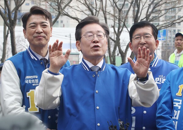 더불어민주당 이재명 대표가 16일 경기 용인시 수지구청 인근에서 시민들에게 인사하고 있다(연합뉴스)