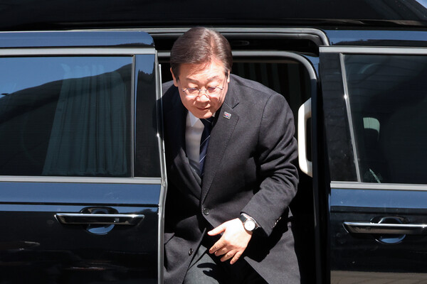 더불어민주당 이재명 대표가 18일 오후 서울 서초동 서울중앙지법에서 열리는 '공직선거법 위반 위증교사 혐의' 관련 1심 속행 공판에 출석하기 위에 법원에 도착해 차에서 내리고 있다(연합뉴스)