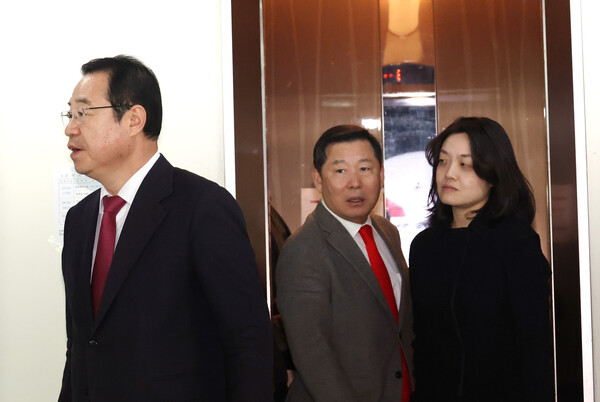 국민의힘 공천관리위원회 정영환 위원장과 이철규 위원 등이 14일 여의도 당사에서 공관위 회의 결과 발표를 위해 입장하고 있다. 2024.3.14 /사진 = 연합뉴스