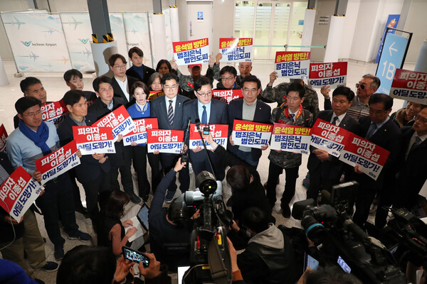 홍익표 더불어민주당 원내대표 등 당직자들이 10일 오후 인천국제공항 제2터미널에서 해병대 수사 외압 의혹을 받고 있는 이종섭 주호주대사의 호주행 비행편 탑승이 확인되자 이를 규탄하는 발언을 하고 있다. 2024.3.10 [공동취재] /사진 = 연합뉴스