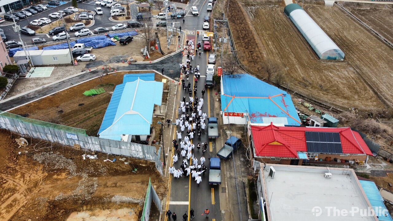 만세운동 재현행사중 거리행진 모습을 드론으로 촬영. /오홍지 기자