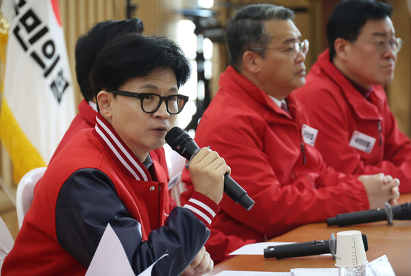 국민의힘 한동훈 총괄선대위원장이 20일 안양남부새마을금고 본점 강당에서 열린 현장 선거대책위원회에서 발언을 하고 있다(연합뉴스)