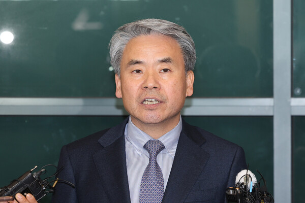 해병대 채모 상병 순직 사건 외압 의혹으로 수사받는 이종섭 주호주 대사가 21일 인천 영종도 인천국제공항 제1터미널을 통해 귀국해 취재진 질문에 답하고 있다(연합뉴스)