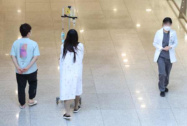 정부가 의대 증원 배분 발표를 예고한 20일 오전 서울 시내 한 대형병원에서 환자와 의료 관계자가 이동하고 있다(연합뉴스)
