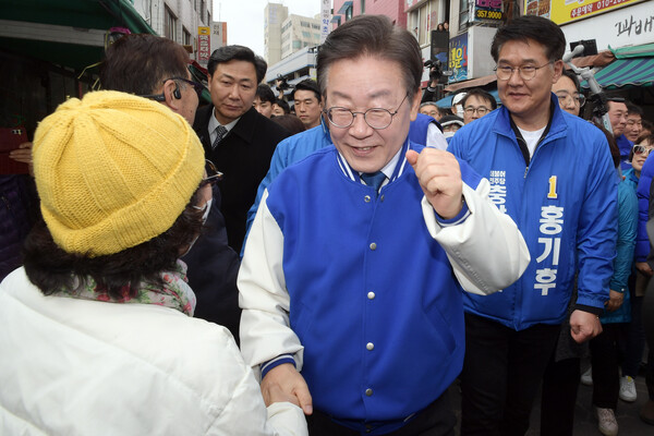 더불어민주당 이재명 대표가 22일 오후 충남 당진시 당진시장을 방문해 지지를 호소하고 있다(연합뉴스)