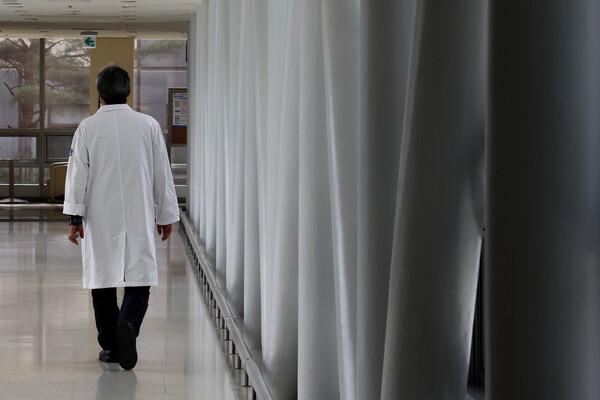 정부의 의대 정원에 반발한 전국 의대 교수들의 사직서 제출과 전공의 면허정지 처분을 하루 앞둔 24일 서울 시내의 한 대학병원에서 의료진이 이동하고 있다(연합뉴스)