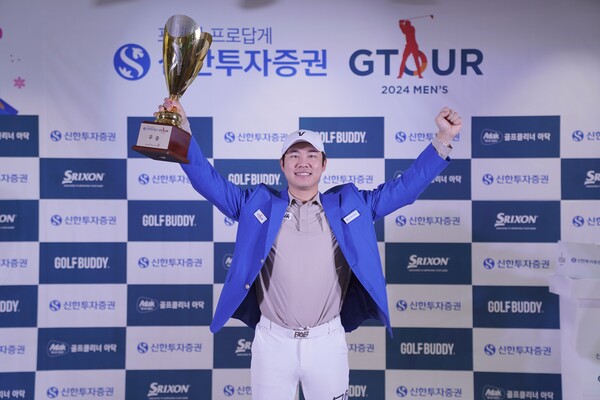▲24시즌 GTOUR 2차 대회에서 우승한 김민수 프로가 환호하고 있다. (사진제공=골프존)