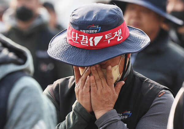 화물연대가 파업을 종료하고 현장 복귀를 결정한 9일 경기도 의왕시 내륙컨테이너기지(ICD)에서 조합원이 눈물을 닦고 있다