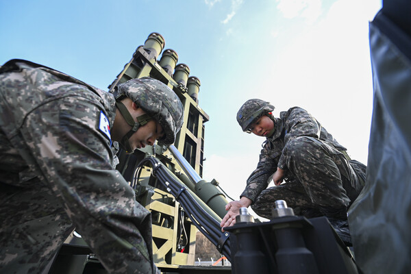 ▲천궁-Ⅱ 발사대 작동 절차 훈련하는 장병들 (연합뉴스 제공)