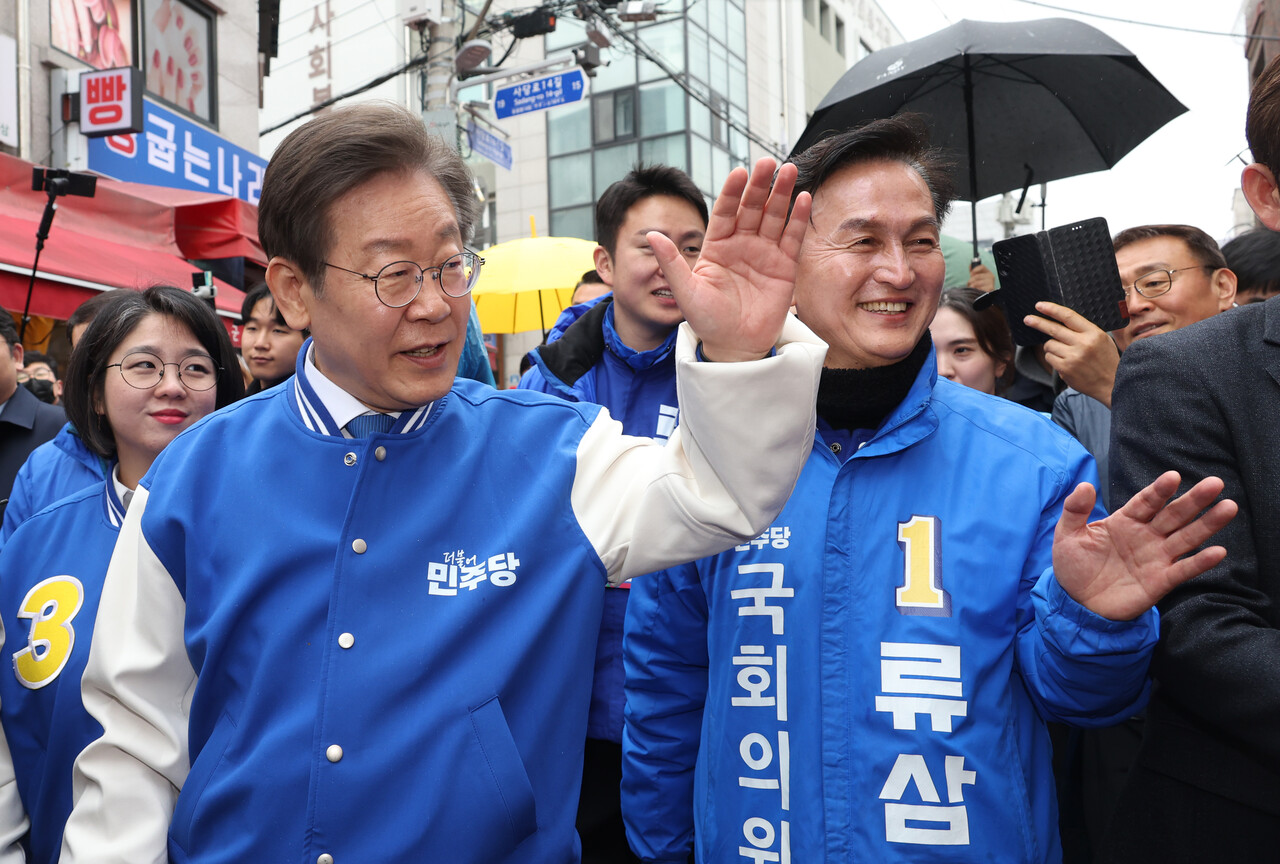 지난 3월 28일 더불어민주당 이재명 상임공동선대위원장이 서울 동작구 남성역 골목시장을 방문, 류삼영 후보와 함께 지지를 호소하고 있다.