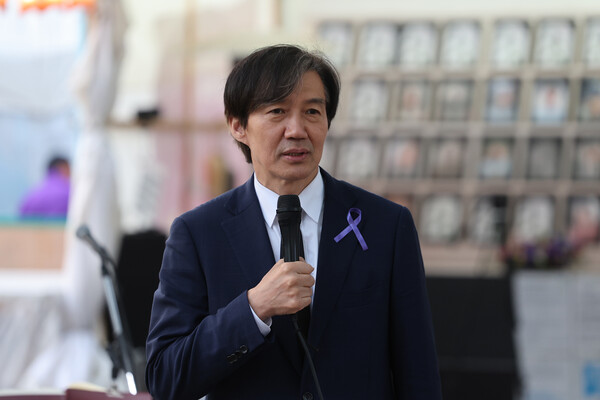 조국혁신당 조국 대표가 16일 오후 서울광장 이태원참사 희생자 분향소를 찾아 희생자를 추모한 뒤 발언하고 있다(연합뉴스)