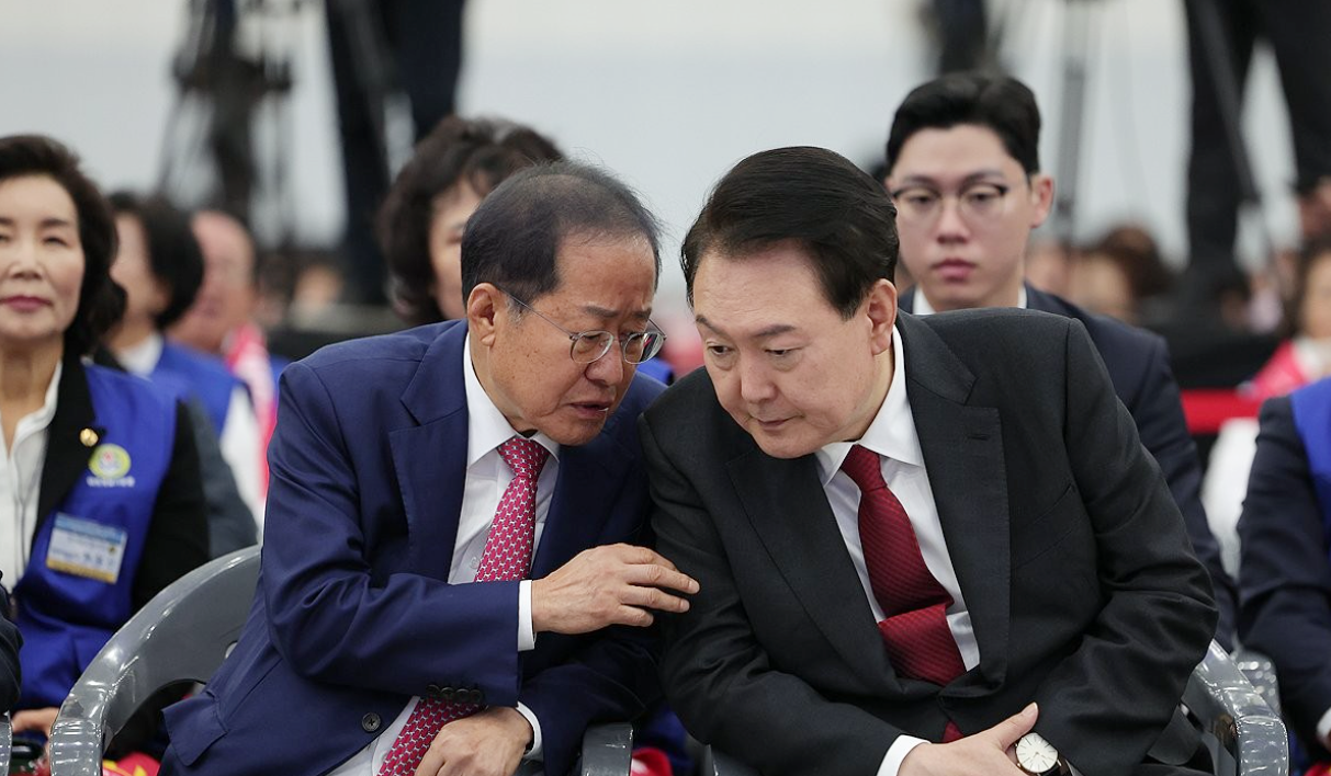 지난해 11월 7일 윤석열 대통령이 대구 엑스코에서 열린 2023년 바르게살기운동 전국회원대회에서 홍준표 대구 시장과 대화하고 있다.