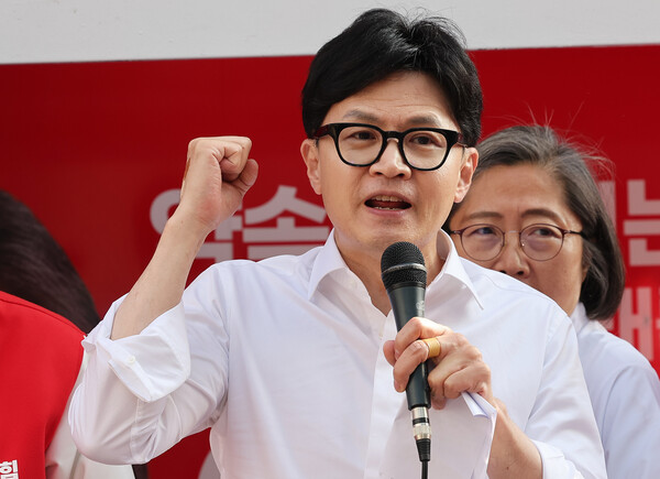 ▲ 국민의힘 한동훈 비상대책위원장이 4일 오후 경기도 수원시 영통구에서 제22대 국회의원선거 국민의힘 수원 지역 후보들 지원 유세를 하고 있다. (사진제공=연합뉴스)